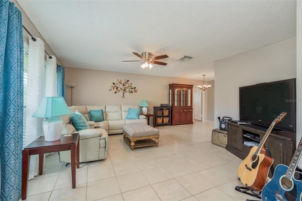 For Sale: $399,500 (2 beds, 2 baths, 1652 Square Feet)