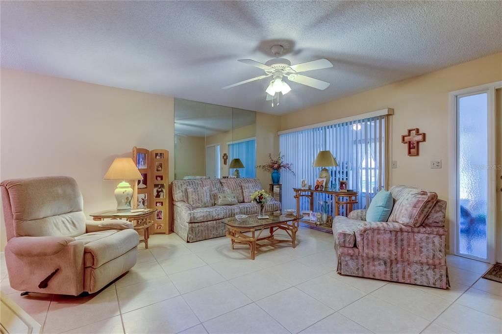 For Sale: $279,999 (2 beds, 2 baths, 910 Square Feet)