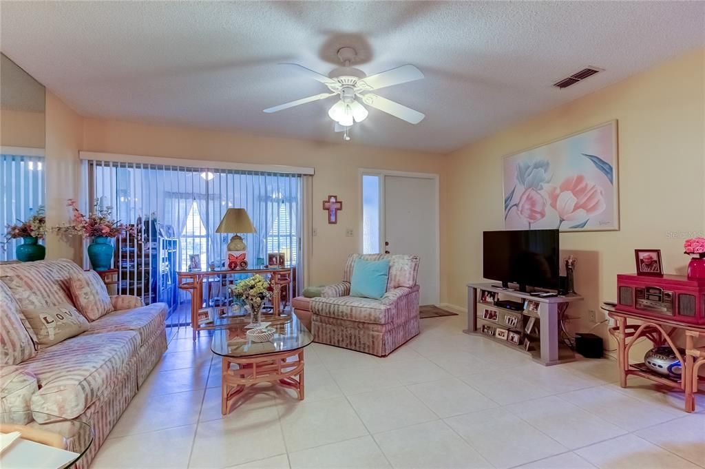 For Sale: $279,999 (2 beds, 2 baths, 910 Square Feet)