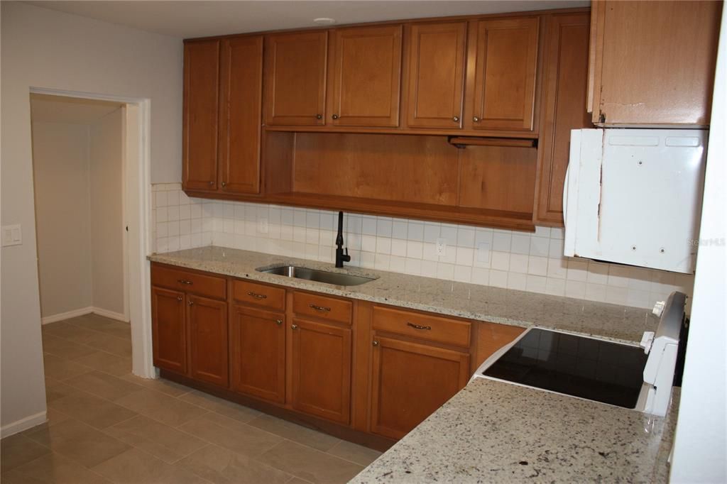 For Rent: $1,600 (2 beds, 1 baths, 798 Square Feet)