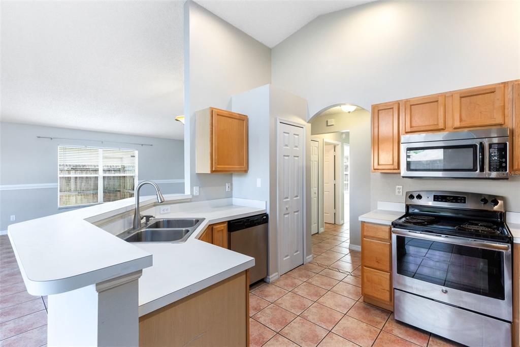 Active With Contract: $394,500 (3 beds, 2 baths, 1564 Square Feet)