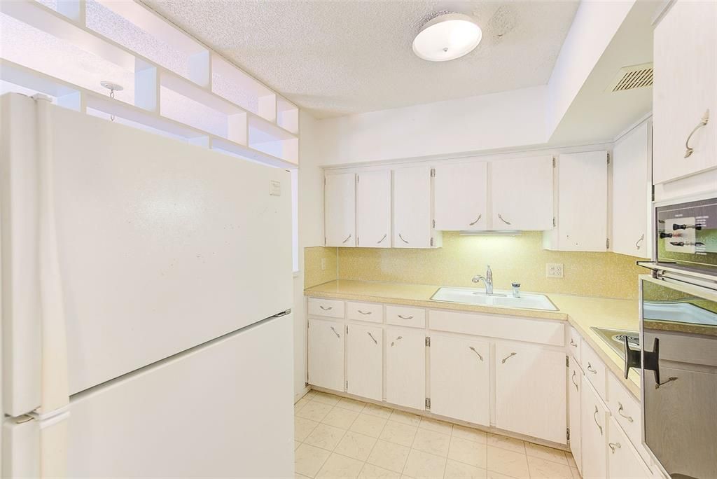 For Sale: $123,500 (1 beds, 1 baths, 800 Square Feet)