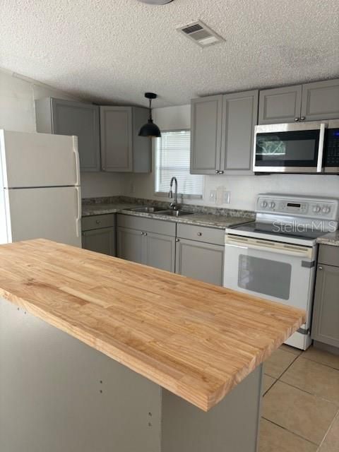 Active With Contract: $148,900 (3 beds, 2 baths, 1216 Square Feet)