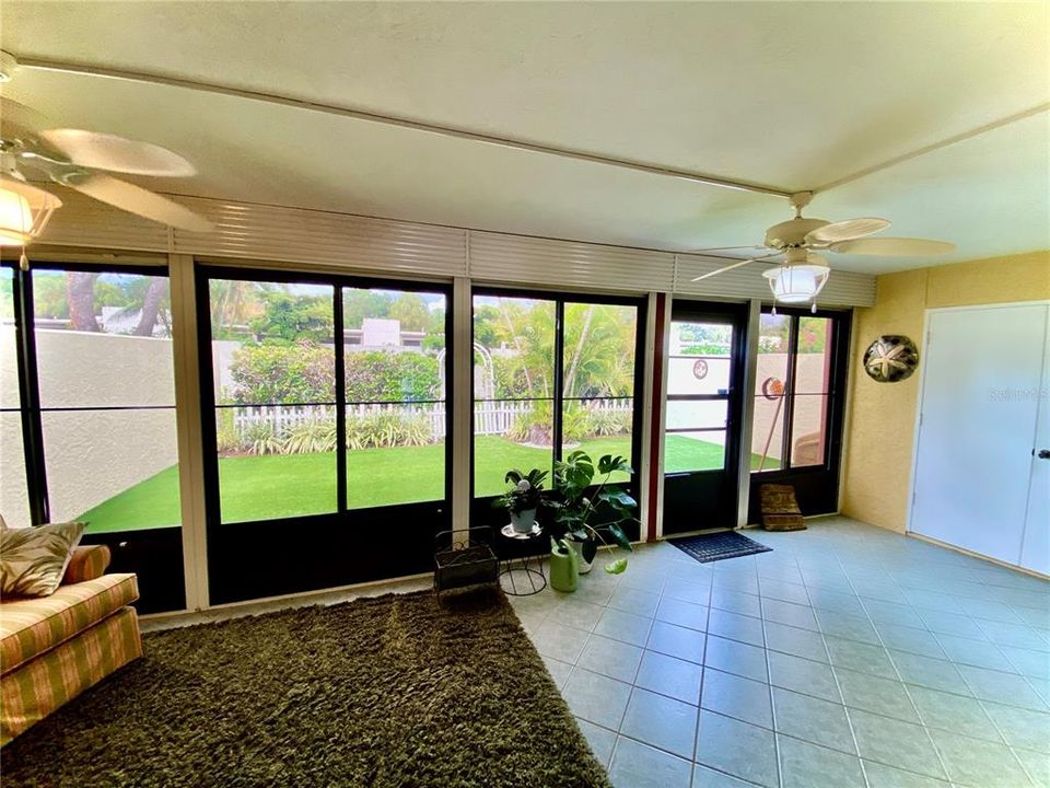 For Sale: $325,000 (2 beds, 2 baths, 1285 Square Feet)