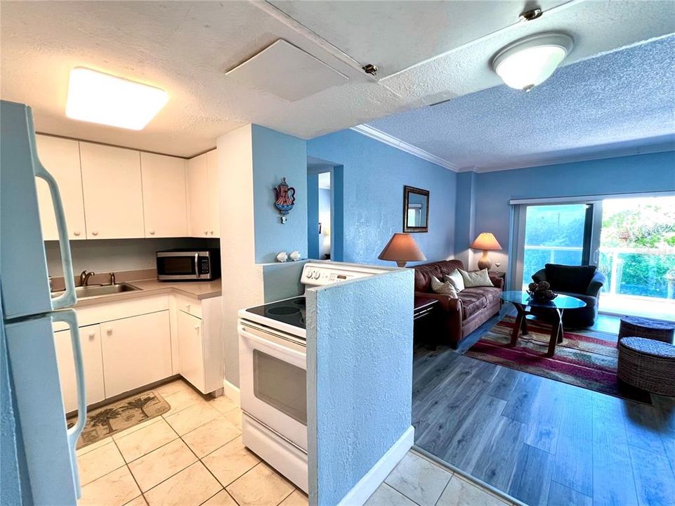 For Sale: $399,900 (1 beds, 1 baths, 707 Square Feet)