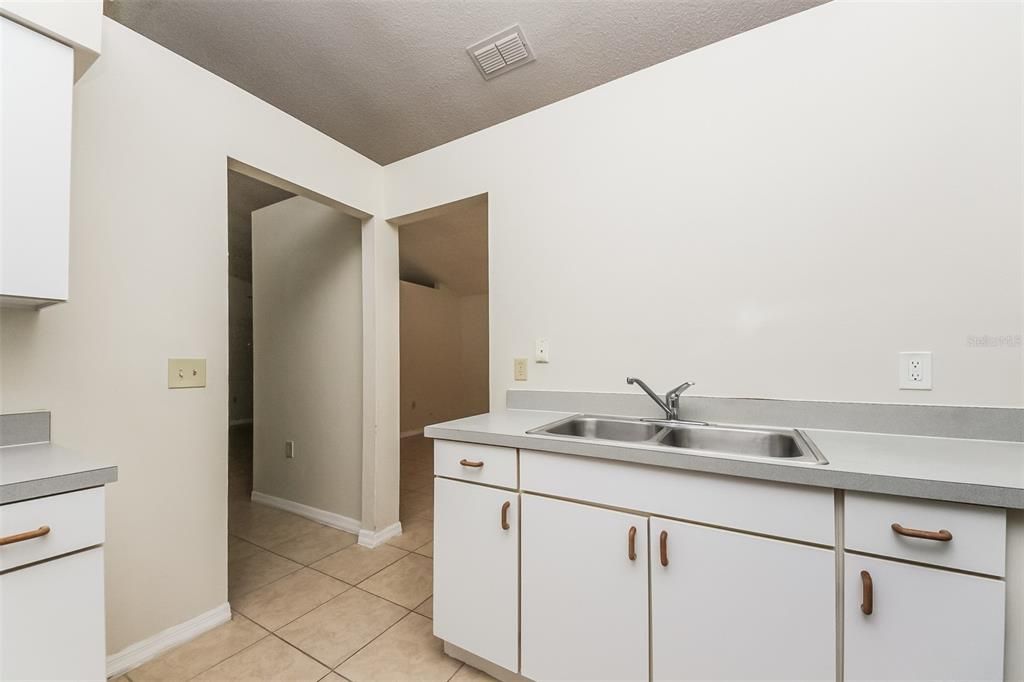 For Rent: $1,600 (3 beds, 2 baths, 1472 Square Feet)