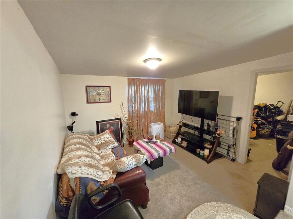 For Sale: $140,000 (1 beds, 1 baths, 925 Square Feet)