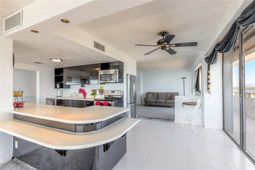 kitchen w/ bar seating