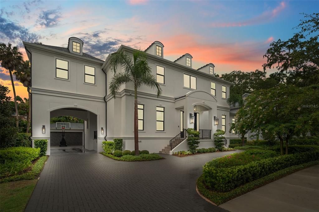 Active With Contract: $3,999,999 (6 beds, 5 baths, 5601 Square Feet)