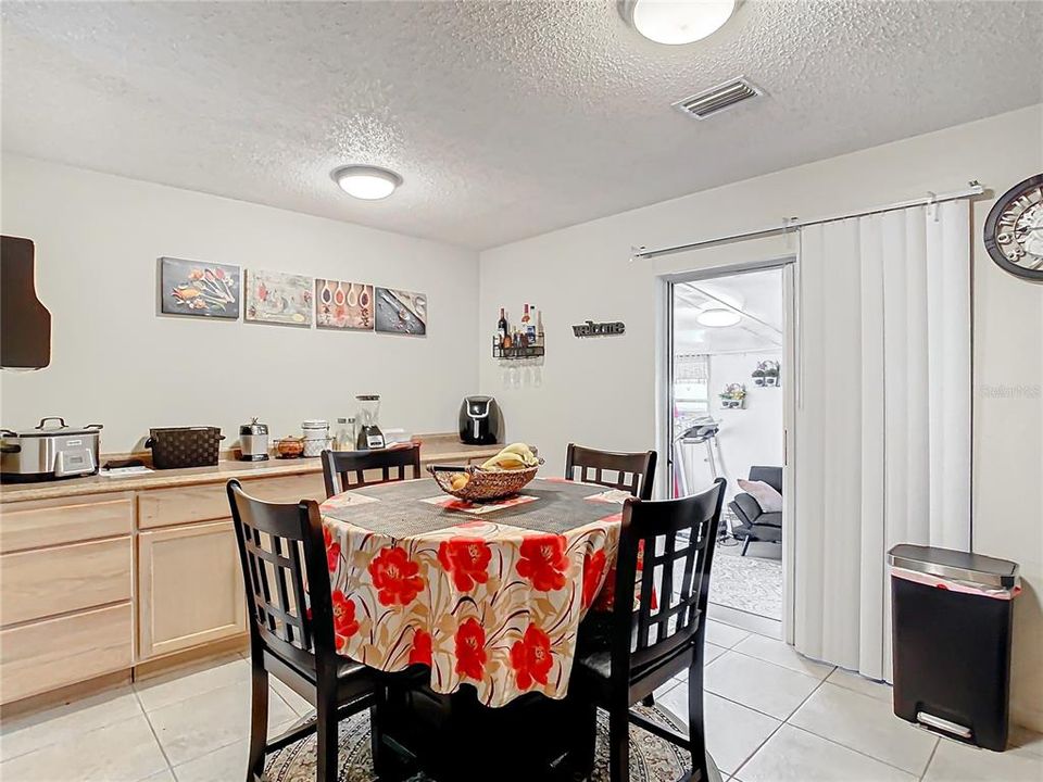 For Sale: $299,990 (2 beds, 2 baths, 988 Square Feet)