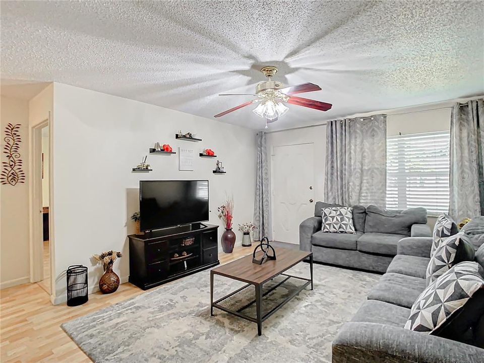 For Sale: $299,990 (2 beds, 2 baths, 988 Square Feet)