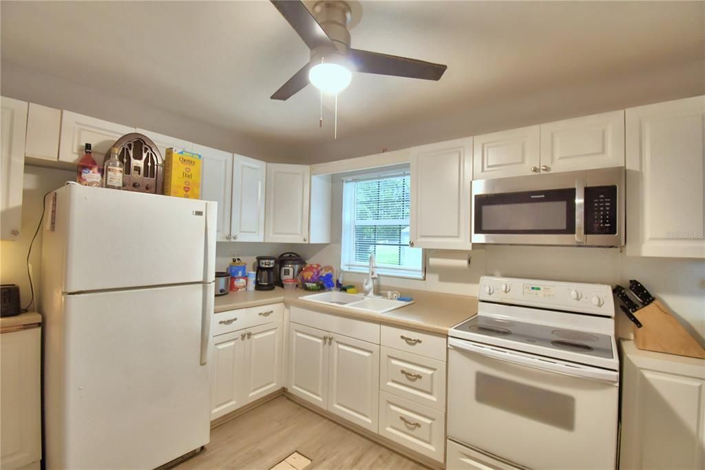 For Sale: $210,000 (2 beds, 1 baths, 900 Square Feet)