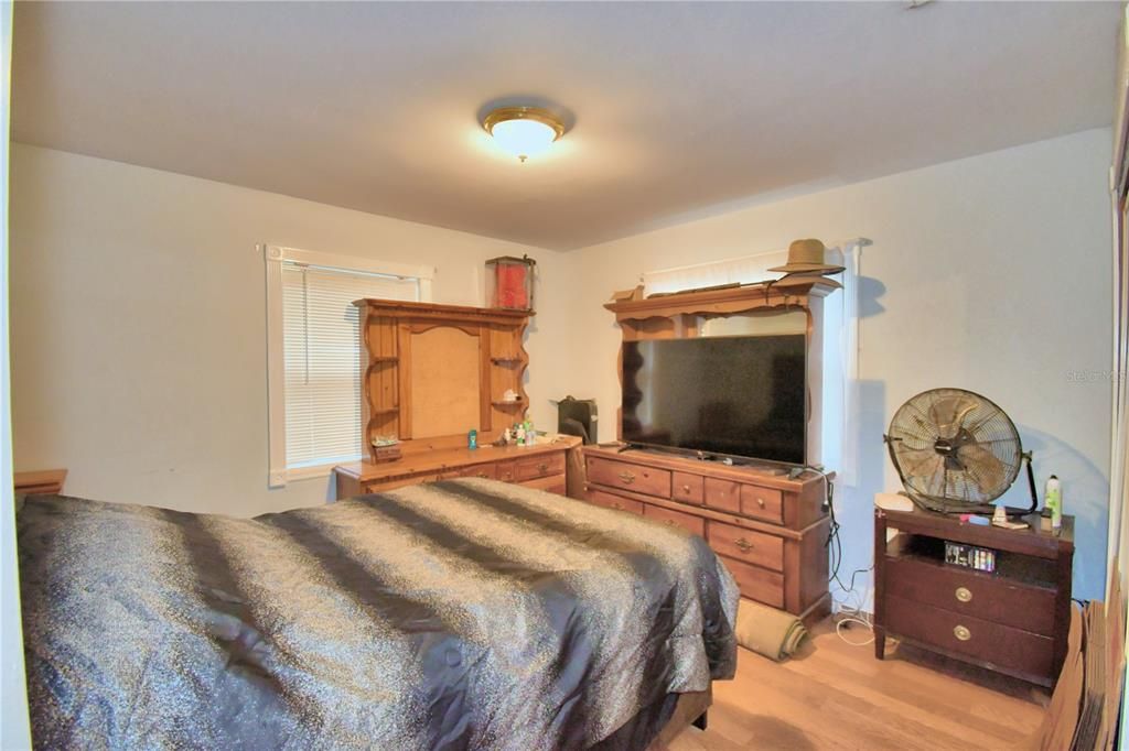 For Sale: $210,000 (2 beds, 1 baths, 900 Square Feet)