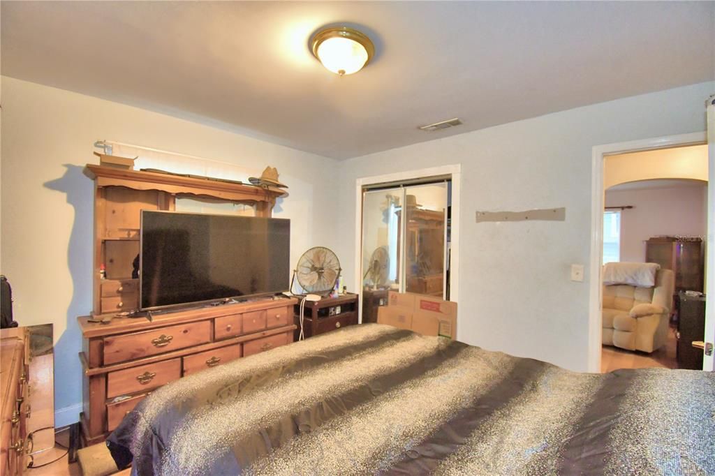 For Sale: $210,000 (2 beds, 1 baths, 900 Square Feet)