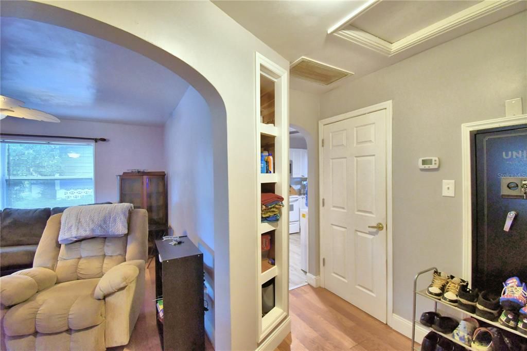 For Sale: $210,000 (2 beds, 1 baths, 900 Square Feet)