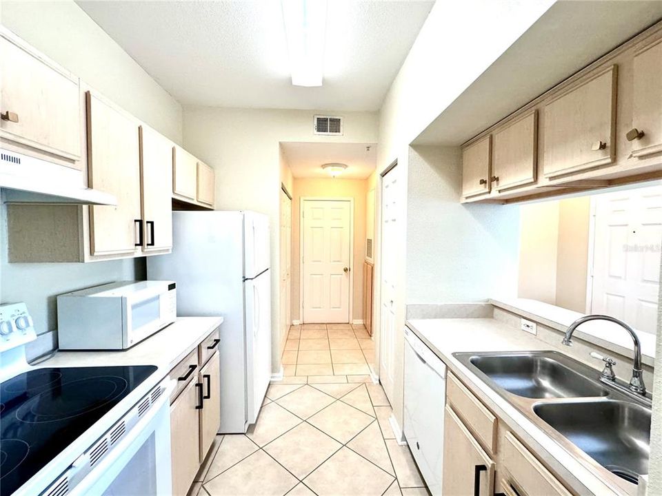 For Rent: $1,450 (1 beds, 1 baths, 701 Square Feet)