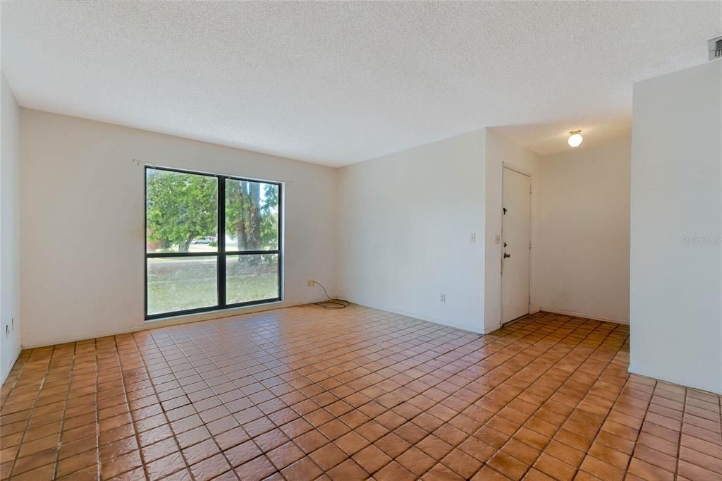 For Sale: $260,000 (2 beds, 1 baths, 1241 Square Feet)