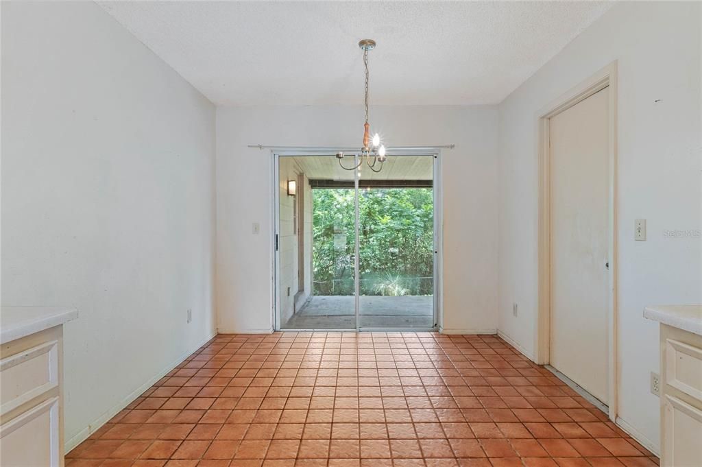 For Sale: $260,000 (2 beds, 1 baths, 1241 Square Feet)