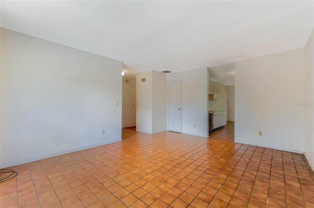 For Sale: $260,000 (2 beds, 1 baths, 1241 Square Feet)