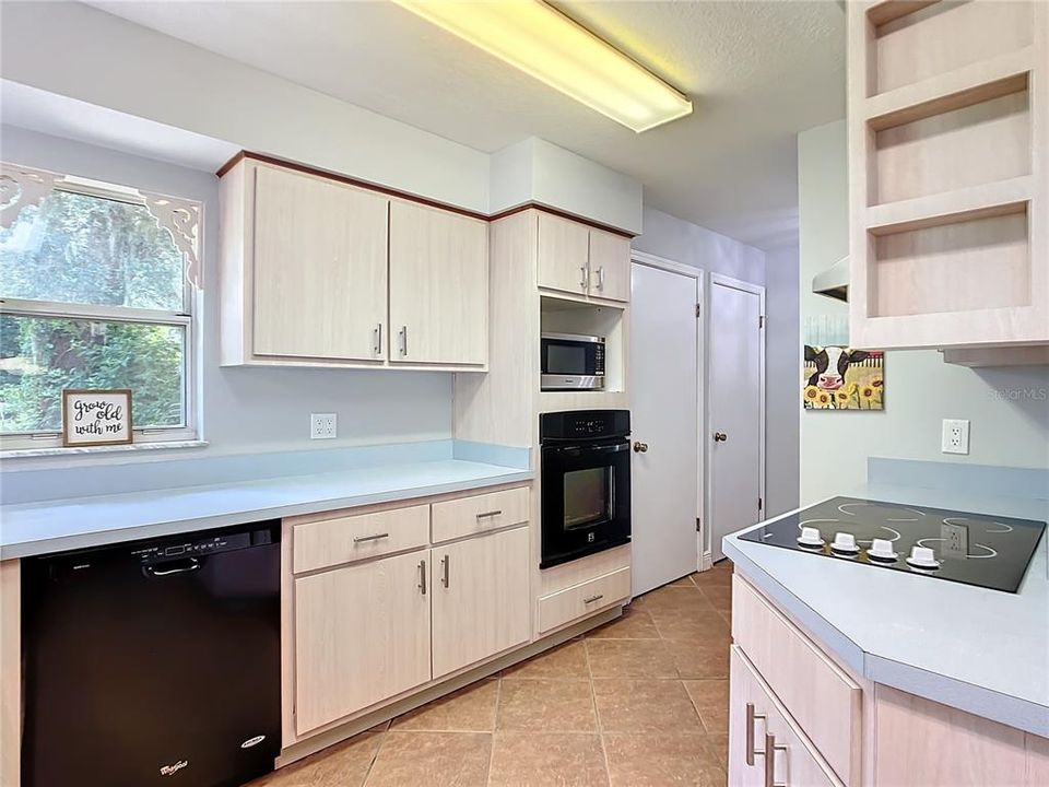 For Sale: $529,900 (3 beds, 2 baths, 1643 Square Feet)