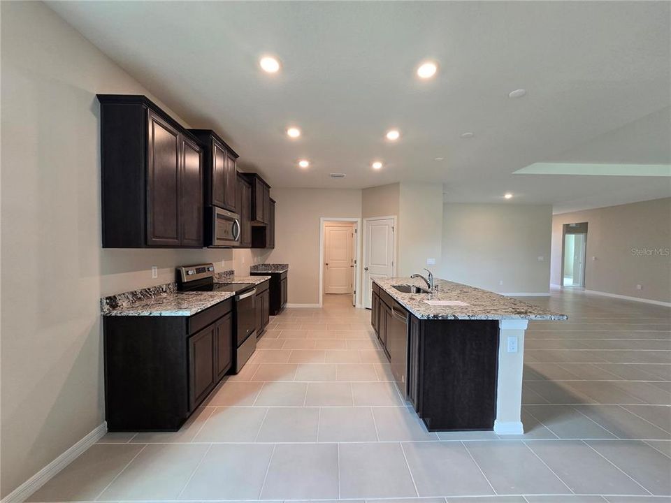 For Rent: $2,695 (4 beds, 3 baths, 2372 Square Feet)