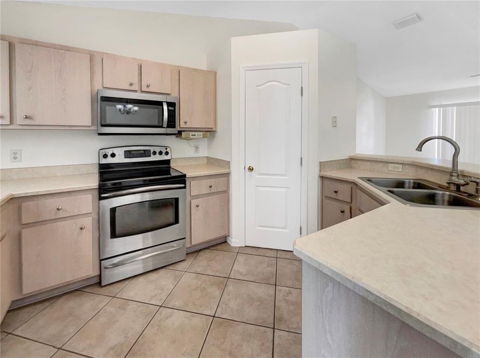 For Sale: $265,000 (3 beds, 2 baths, 1341 Square Feet)