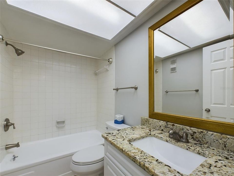待售: $198,000 (2 贝兹, 2 浴室, 1070 平方英尺)