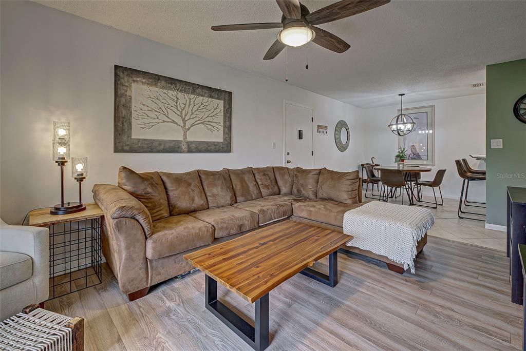 For Sale: $245,000 (2 beds, 2 baths, 888 Square Feet)