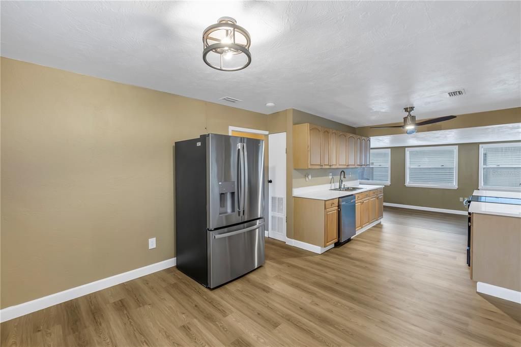 For Sale: $319,000 (2 beds, 1 baths, 1094 Square Feet)