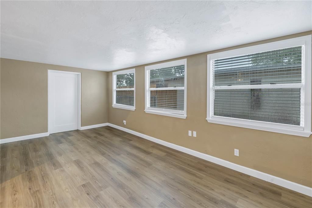 For Sale: $319,000 (2 beds, 1 baths, 1094 Square Feet)