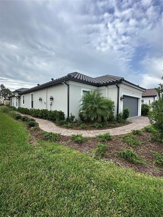 For Sale: $600,000 (4 beds, 2 baths, 1937 Square Feet)