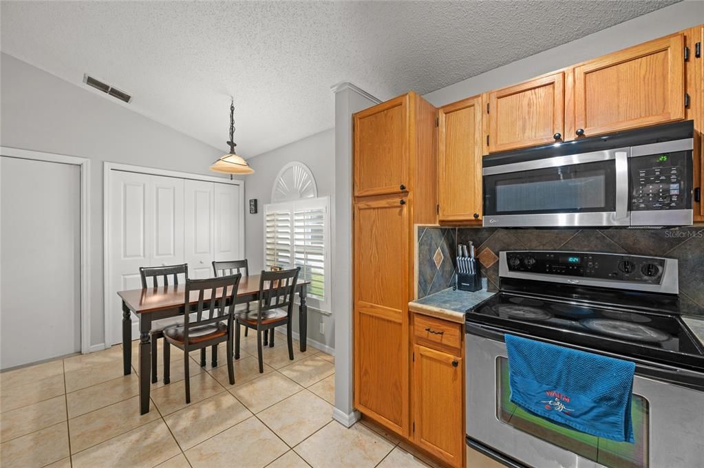 For Sale: $389,900 (3 beds, 2 baths, 1592 Square Feet)