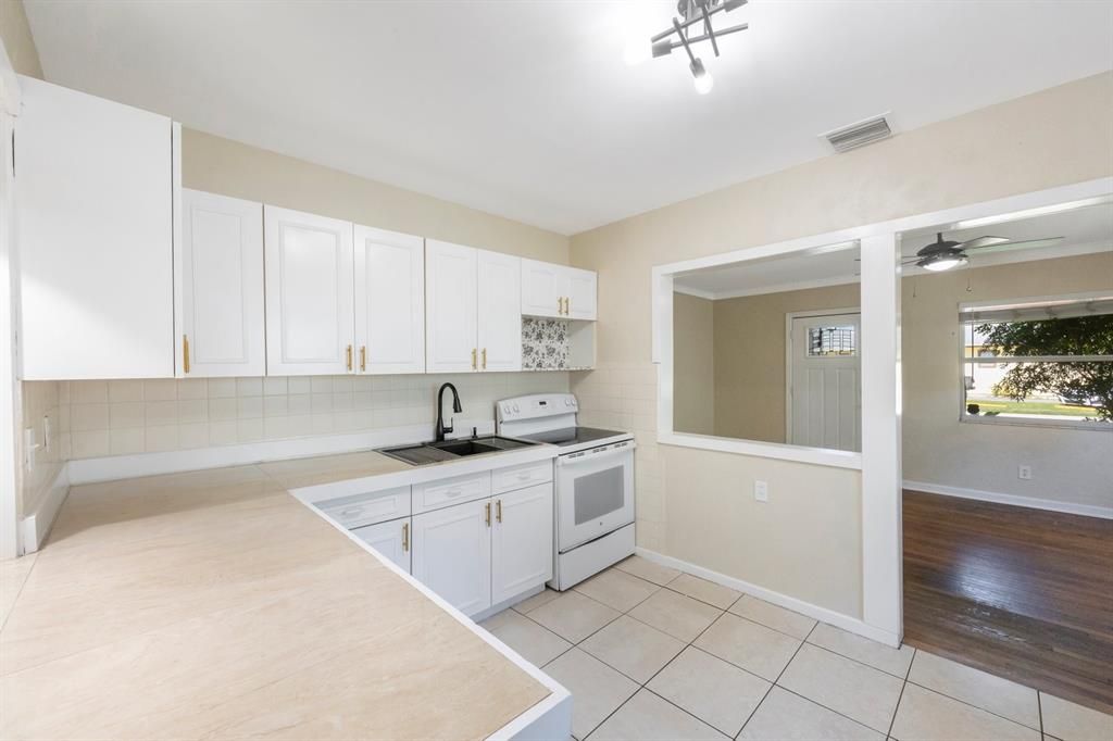 For Sale: $339,000 (3 beds, 2 baths, 1268 Square Feet)