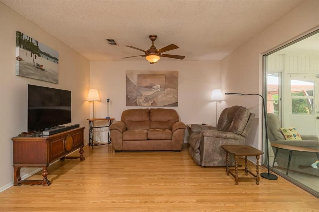 For Sale: $314,500 (2 beds, 2 baths, 1128 Square Feet)