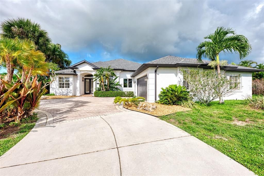 For Sale: $689,900 (3 beds, 3 baths, 2700 Square Feet)