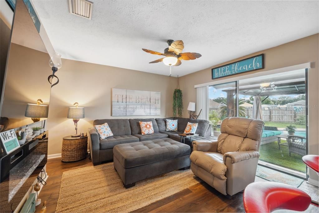 Active With Contract: $399,900 (3 beds, 2 baths, 1304 Square Feet)