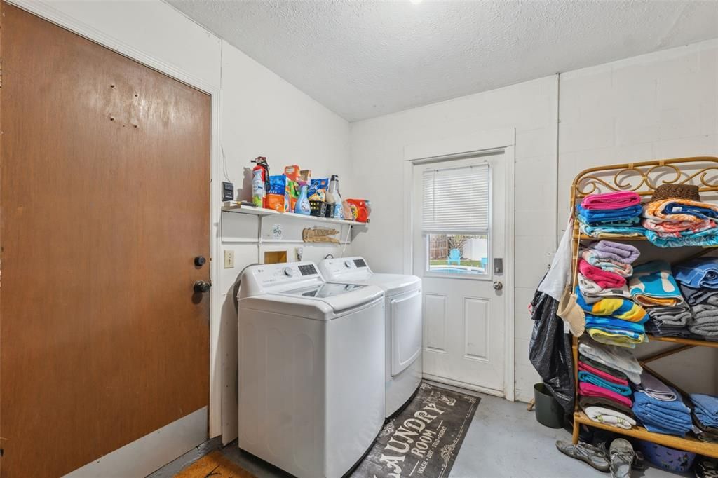 Active With Contract: $399,900 (3 beds, 2 baths, 1304 Square Feet)