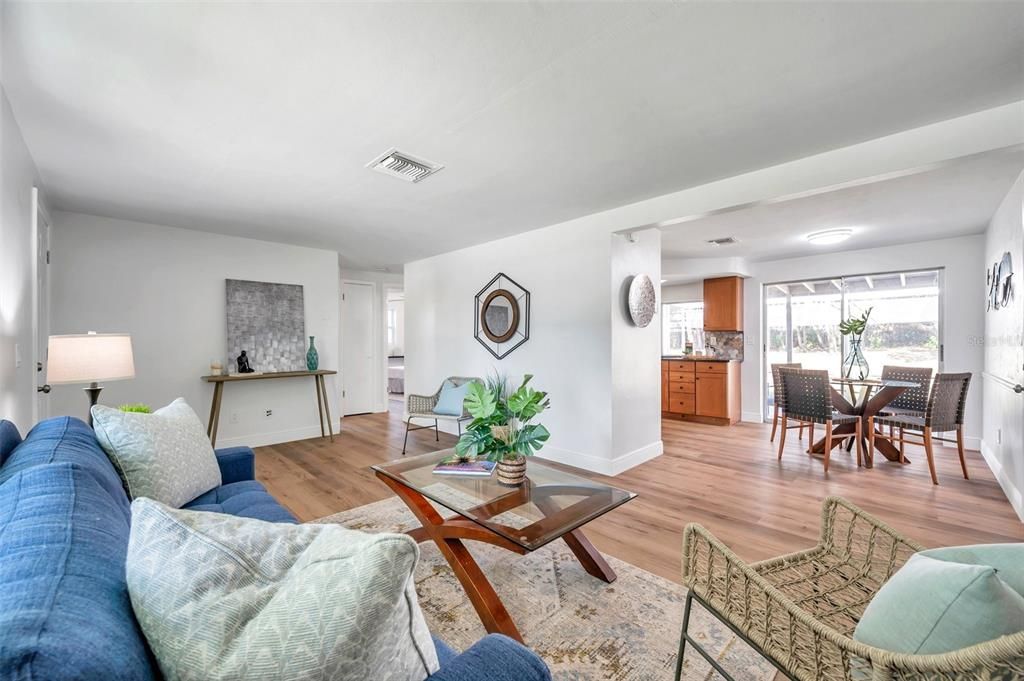 Active With Contract: $219,900 (2 beds, 1 baths, 816 Square Feet)