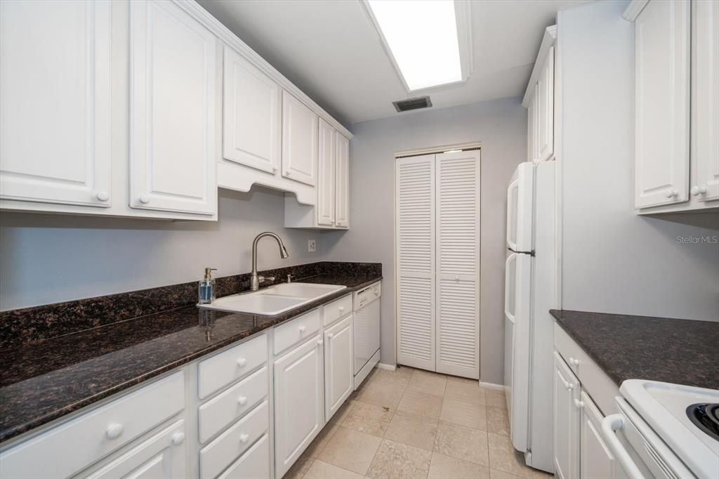 For Sale: $229,000 (2 beds, 2 baths, 1075 Square Feet)