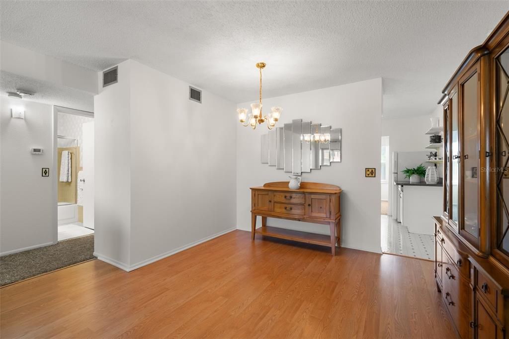 For Sale: $147,900 (2 beds, 2 baths, 1100 Square Feet)