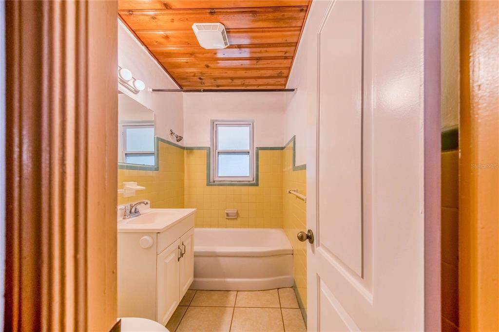 待售: $240,000 (2 贝兹, 2 浴室, 1026 平方英尺)
