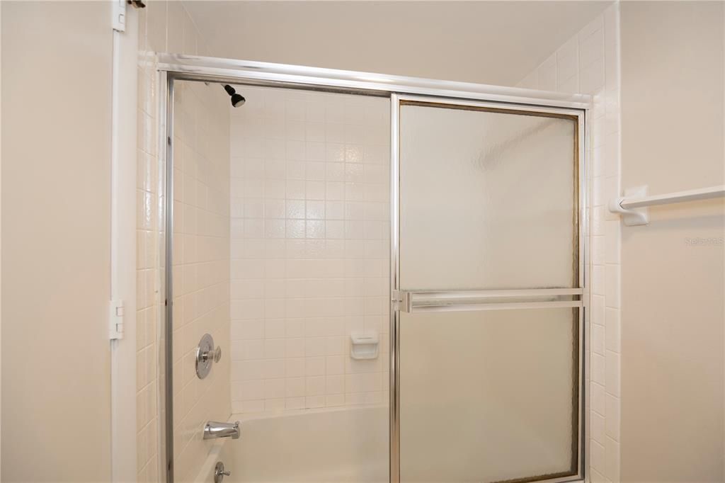 Master Bath- Tub/Shower W/ Door