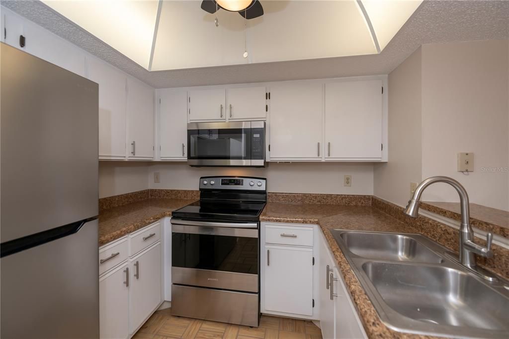 Kitchen w/stainless appliances