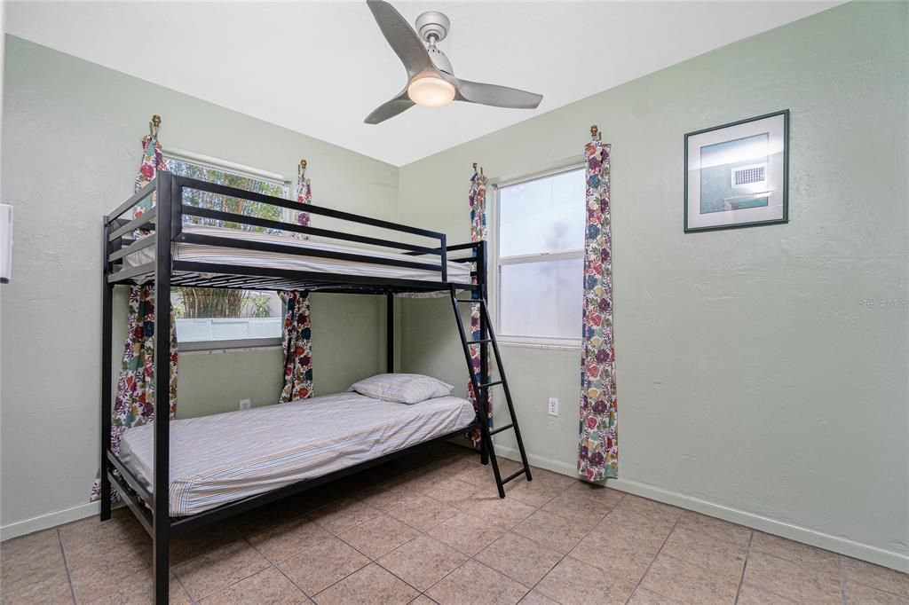 For Rent: $1,950 (3 beds, 1 baths, 1200 Square Feet)