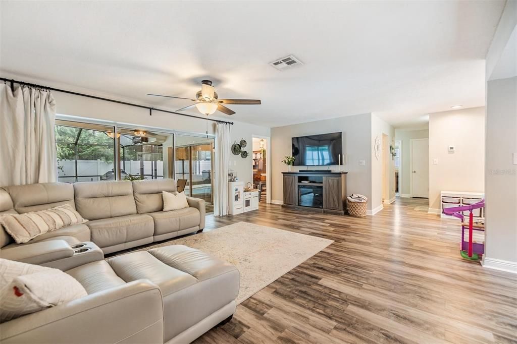 Active With Contract: $569,900 (3 beds, 2 baths, 1632 Square Feet)