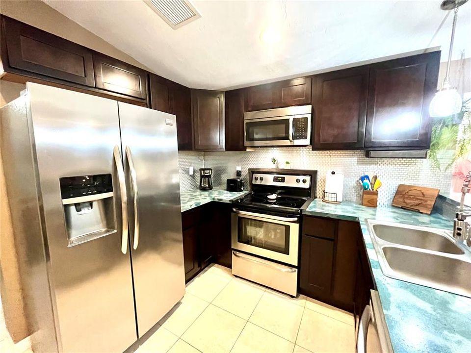 For Sale: $265,000 (2 beds, 2 baths, 1091 Square Feet)