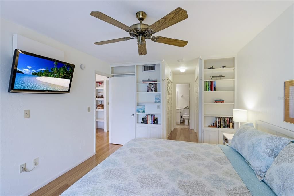 For Sale: $400,000 (1 beds, 1 baths, 691 Square Feet)