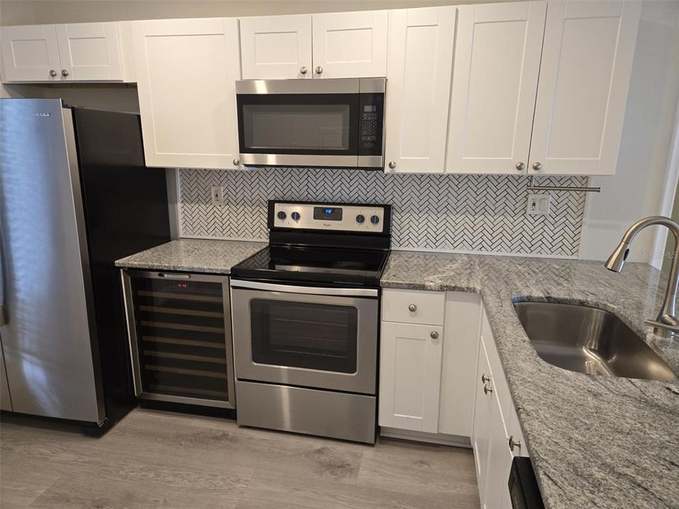 For Rent: $3,000 (2 beds, 2 baths, 890 Square Feet)