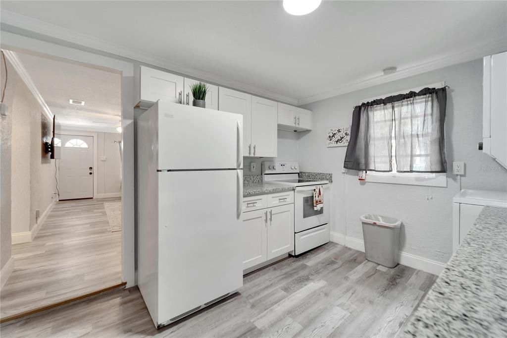 For Sale: $250,000 (2 beds, 1 baths, 775 Square Feet)