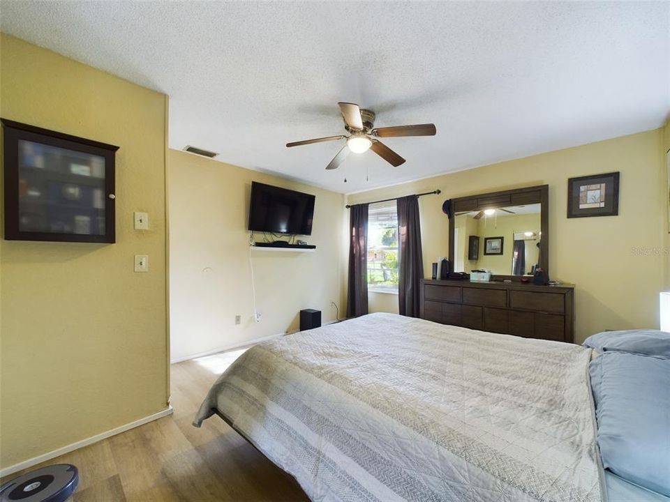 For Sale: $220,000 (3 beds, 1 baths, 984 Square Feet)